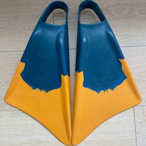 Original Churchill Makapuu Swimfins Size Medium Adult Blue Yellow Flippers